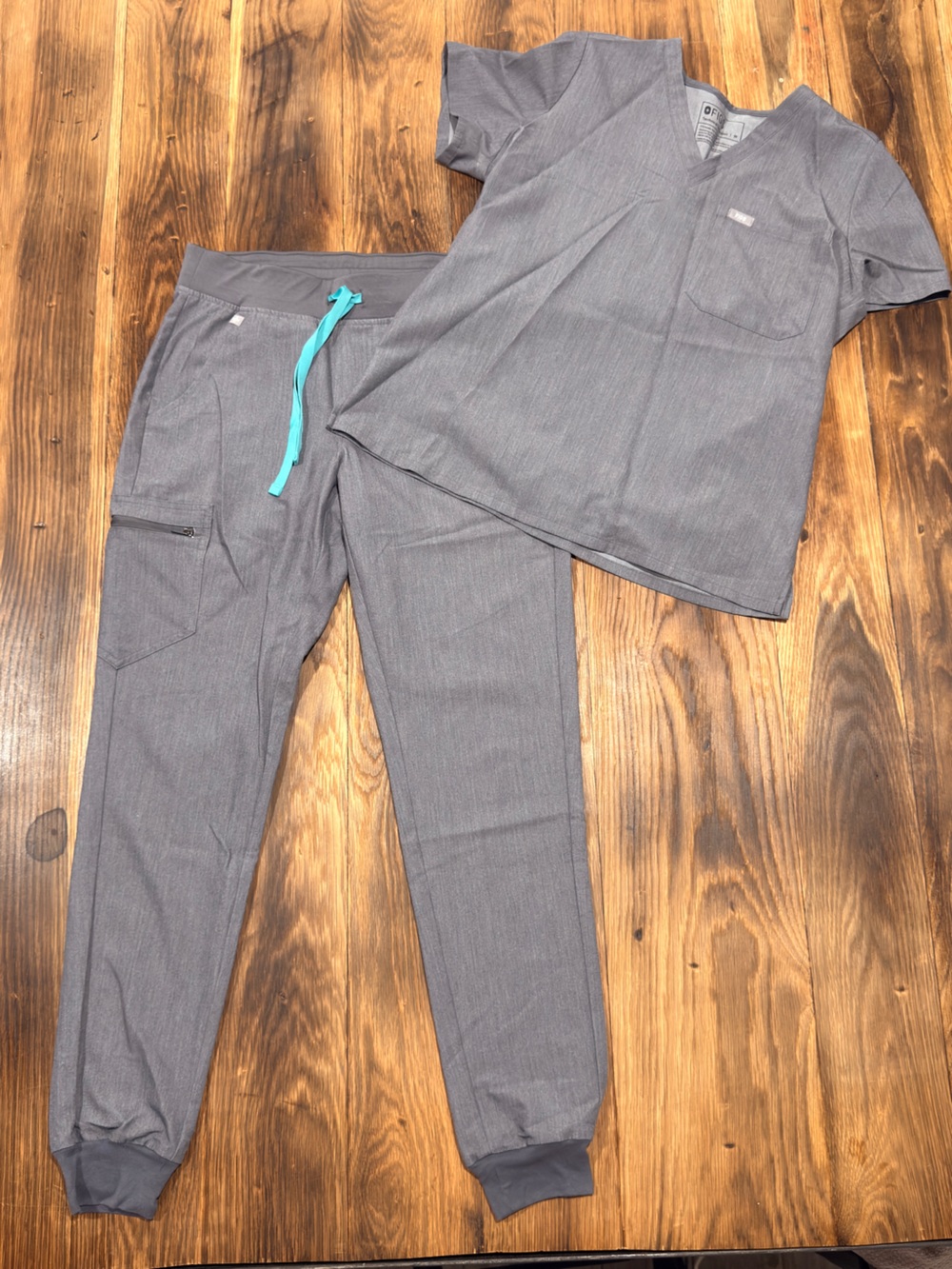 Figs Women's Gray Jogger Scrub Set with Teal Drawstring